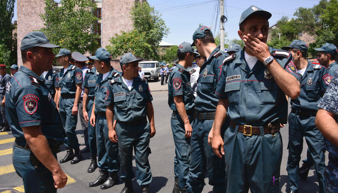 Cảnh sát Armenia phong tỏa khu vực trụ sở cảnh sát ở Yerevan ngày 17/7. (Nguồn: AFP/TTXVN) Bạo loạn ở Armenia: Thương lượng giải cứu con tin chưa có kết quả ảnh 3