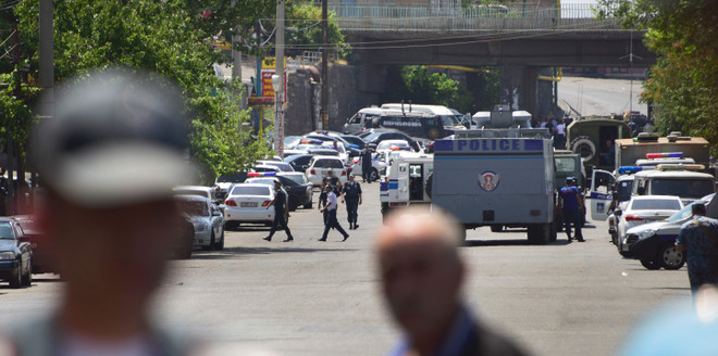 Lực lượng an ninh Armenia phong tỏa bên ngoài trụ sở trung đoàn cảnh sát ở Yerevan ngày 17/7. (Nguồn: AFP/TTXVN) Bạo loạn ở Armenia: Thương lượng giải cứu con tin chưa có kết quả ảnh 1