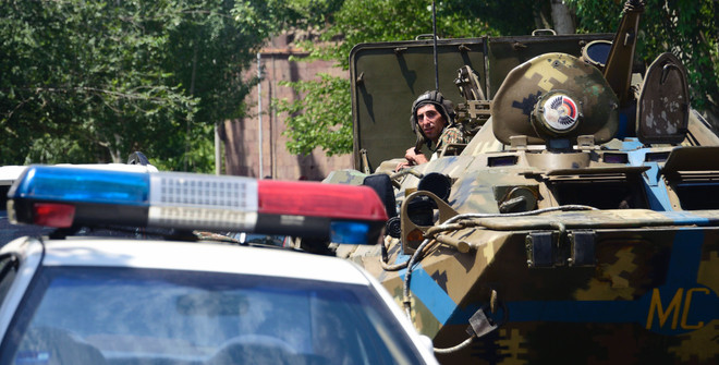 Lực lượng an ninh Armenia phong tỏa bên ngoài trụ sở trung đoàn cảnh sát ở Yerevan ngày 17/7. (Nguồn: AFP/TTXVN) Bạo loạn ở Armenia: Thương lượng giải cứu con tin chưa có kết quả ảnh 2