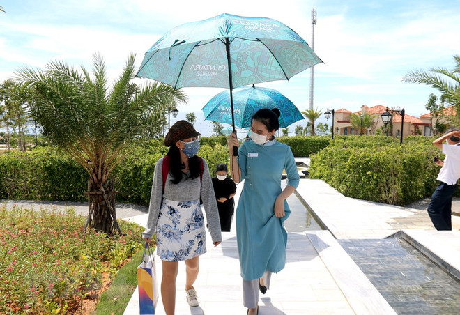 Những du khách đầu tiên đến tham quan Centara Mirage Resort (thành phố Phan Thiết) trong giai đoạn bình thường mới. (Ảnh: Nguyễn Thanh/TTXVN) Du lịch Bình Thuận đảm bảo an toàn trong dịp Tết Dương lịch 2022 ảnh 1