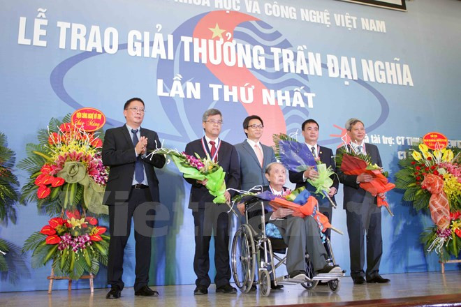 Trao giải cho các tác giả có công trình xuất sắc. (Ảnh: Doãn Đức/Vietnam+) Mười sự kiện khoa học và công nghệ tiêu biểu trong năm 2016 ảnh 8
