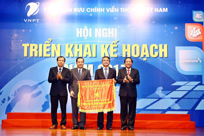 Bộ trưởng Trương Minh Tuấn thay mặt Chính phủ tặng cờ thi đua cho VNPT. (Ảnh: CTV/Vietnam+) Những con số ấn tượng của VNPT sau thời điểm thực hiện tái cơ cấu ảnh 1