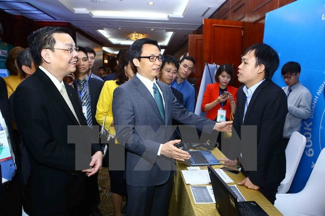 Phó Thủ tướng Vũ Đức Đam tới thăm gian hàng tại TECHFEST 2015. (Ảnh: Minh Quyết/TTXVN) Mười sự kiện khoa học và công nghệ tiêu biểu trong năm 2016 ảnh 7