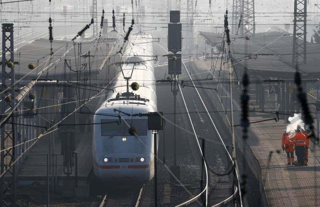 Công nhân Railtrack của đường sắt Đức Deutsche Bahn AG đứng cạnh tàu cao tốc ICE tại ga tàu ở Hanau, Đức, ngày 23/11/2018. (Nguồn: Reuters) Áo bắt giữ nghi can người Iraq phá hoại đường sắt ở Đức ảnh 1