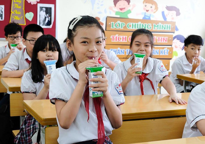 Sau 12 năm tiên phong thực hiện chương trình Sữa học đường, Vinamilk đã hỗ trợ hơn 300 tỷ đồng với hơn 175 triệu hộp sữa cho hơn 3 triệu trẻ em học sinh mầm non, tiểu học. Hà Nội: Hơn 1 triệu trẻ em tham gia chương trình Sữa học đường ảnh 2