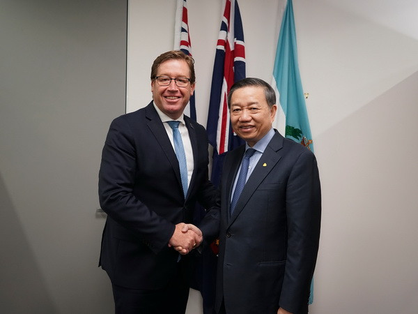 Thượng tướng Tô Lâm, Ủy viên Bộ Chính trị, Bộ trưởng Bộ Công an tiếp ông Troy Grant, Bộ trưởng Tư pháp và Cảnh sát, Nghệ thuật và Thể thao bang New South Wales. (Ảnh: Khánh Linh/TTXVN) Việt Nam-Australia tăng cường hợp tác phòng, chống tội phạm ảnh 1