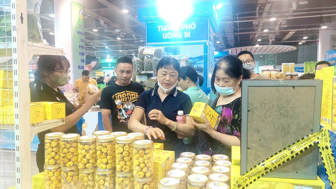 Trà hoa vàng, sản phẩm OCOP của huyện Ba Chẽ tỉnh Quảng Ninh được bày bán tại hội chợ. (Ảnh: Thanh Vân/TTXVN) Quảng Ninh đẩy mạnh nâng tầm thương hiệu cho các sản phẩm OCOP ảnh 1