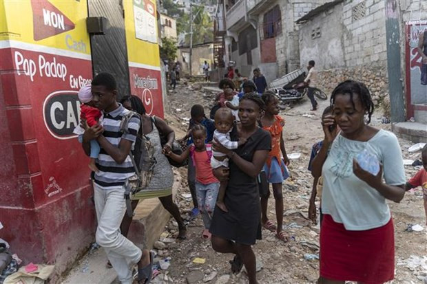 Người dân rời bỏ nhà cửa sau cuộc tấn công của băng nhóm tội phạm tại Port-au-Prince (Haiti). (Nguồn: AFP/TTXVN) Tổng thư ký LHQ kêu gọi triển khai khẩn cấp lực lượng quốc tế ở Haiti ảnh 1