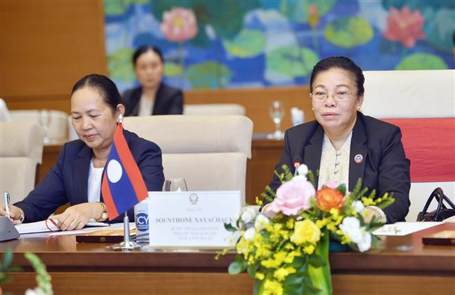 Phó Chủ tịch Quốc hội Lào Sounthone Xayachak phát biểu. (Ảnh: Minh Đức/TTXVN) Làm sâu sắc hơn nữa quan hệ hợp tác giữa hai Quốc hội Việt Nam-Lào ảnh 2