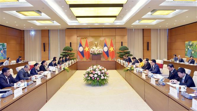 Quang cảnh buổi hội đàm. (Ảnh: Minh Đức/TTXVN) Làm sâu sắc hơn nữa quan hệ hợp tác giữa hai Quốc hội Việt Nam-Lào ảnh 1