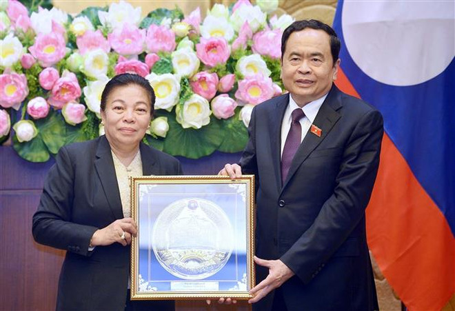 Phó Chủ tịch Quốc hội Lào Sounthone Xayachak tặng quà Phó Chủ tịch Thường trực Quốc hội Trần Thanh Mẫn. (Ảnh: Minh Đức/TTXVN) Làm sâu sắc hơn nữa quan hệ hợp tác giữa hai Quốc hội Việt Nam-Lào ảnh 3