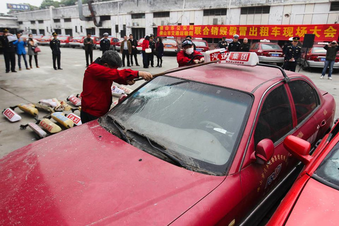 Trung Quốc thu giữ và đã đập nát hơn 100 chiếc xe taxi giả ảnh 4