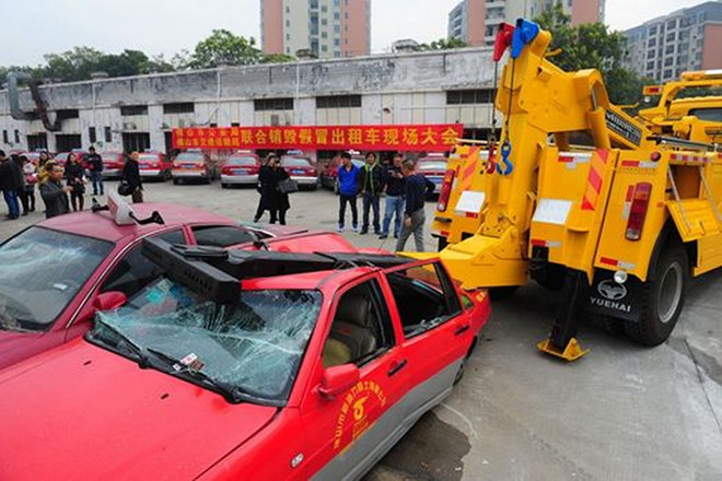 Trung Quốc thu giữ và đã đập nát hơn 100 chiếc xe taxi giả ảnh 1