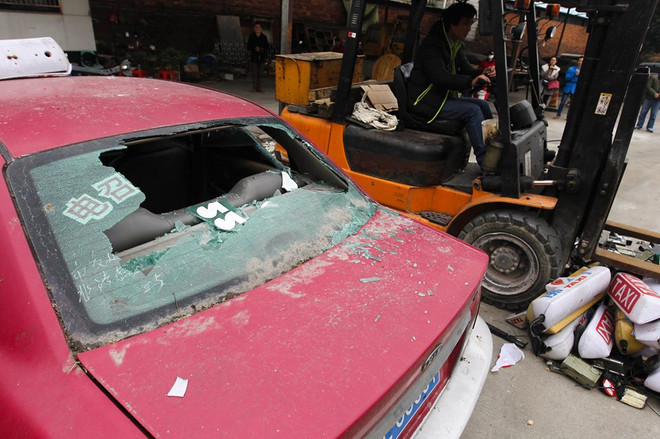 Trung Quốc thu giữ và đã đập nát hơn 100 chiếc xe taxi giả ảnh 5