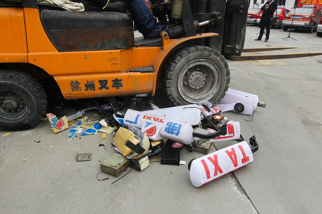 Trung Quốc thu giữ và đã đập nát hơn 100 chiếc xe taxi giả ảnh 2