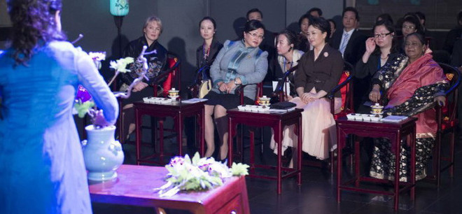 Phu nhân Tập Cận Bình dẫn khách tham quan Bảo tàng Bắc Kinh ảnh 3