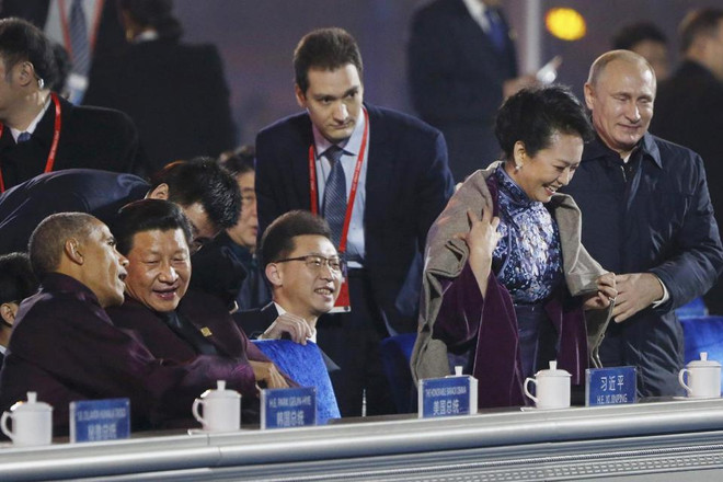 Dư luận xôn xao khi ông Putin thân mật choàng áo cho bà Tập Cận Bình ảnh 1