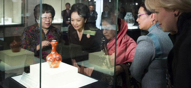 Phu nhân Tập Cận Bình dẫn khách tham quan Bảo tàng Bắc Kinh ảnh 2