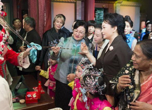 Phu nhân Tập Cận Bình dẫn khách tham quan Bảo tàng Bắc Kinh ảnh 1