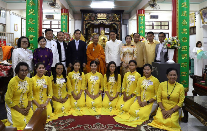 Thứ trưởng Lê Thị Thu Hằng, Đại sứ Phạm Việt Hùng chụp ảnh lưu niệm cùng đại diện nhà chùa, các vị khách quý và Phật tử. (Ảnh: Đỗ Sinh/TTXVN) ttxvn_190_nam_thanh_lap_ngoi_chua_viet_co_tai_thai_lan_15-2.jpg