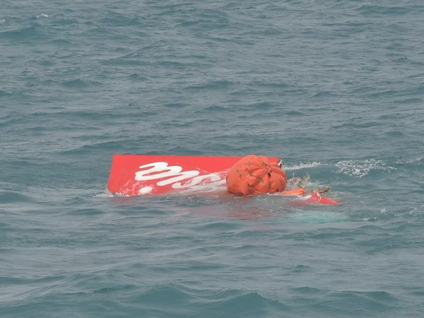 Các thợ lặn Indonesia đã tìm thấy hộp đen của máy bay AirAsia QZ8501 ảnh 1
