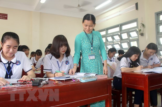 Hướng dẫn học sinh ôn thi tốt nghiệp Trung học phổ thông. (Ảnh: Hữu Chí/TTXVN) Đào tạo nhân lực trình độ quốc tế: Đổi mới giáo dục phổ thông ảnh 1