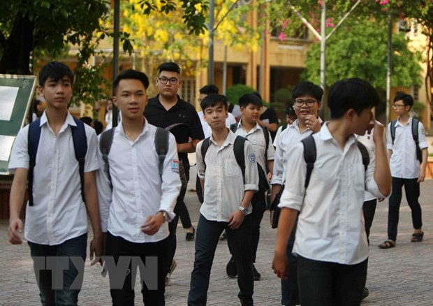 Thí sinh hoàn thành thi tốt nghiệp THPT. (Ảnh: Thanh Tùng/TTXVN) Đào tạo nhân lực trình độ quốc tế: Đổi mới giáo dục phổ thông ảnh 2