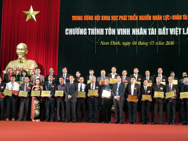 Trao bảng vàng tôn vinh gần 100 Nhân tài đất Việt năm 2016 ảnh 1