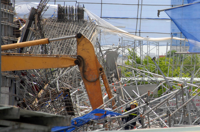 Vụ sập giàn giáo cao ốc văn phòng: Ít nhất 7 người thương vong ảnh 1