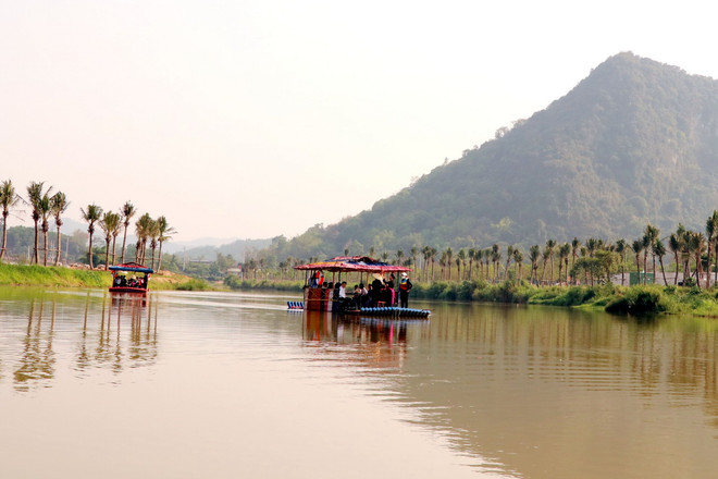 Khách du lịch tham quan tại xã Tân Trào (Sơn Dương, Tuyên Quang). (Ảnh: Quang Cường/TTXVN) ttxvn_suc_song_moi_tren_que_huong_cach_mang_tan_trao_tuyen_quang_3.jpg