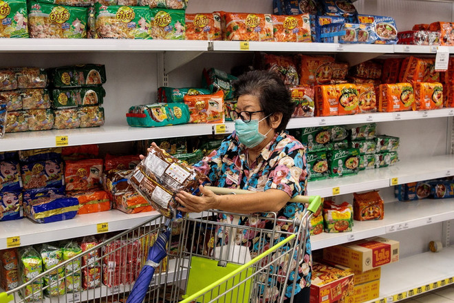 Người dân mua sắm tại siêu thị ở Bangkok, Thái Lan. (Ảnh: AFP/TTXVN) ttxvn_tan_thu_tuong_thai_lan_3108-2.jpg