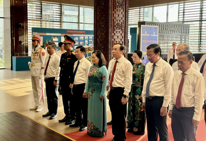 Nhân dịp này, Đoàn đại biểu lãnh đạo Thành phố Hồ Chí Minh đến dâng hương, dâng hoa tưởng nhớ Chủ tịch Tôn Đức Thắng tại Bảo tàng Tôn Đức Thắng. (Ảnh: Thanh Vũ/TTXVN) ttxvn_lanh_dao_thanh_pho_ho_chi_minh_dang_hoa_tuong_niem_3108.jpeg