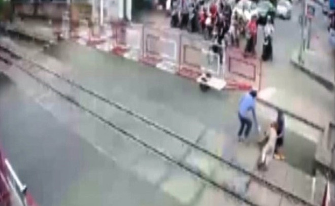 Bộ trưởng Giao thông khen ngợi 2 nữ gác chắn cứu bà cụ khi tàu lao tới ảnh 1