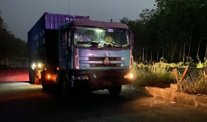 Bình Phước: Bắt giữ xe container đổ trộm hàng chục tấn rác thải ảnh 1