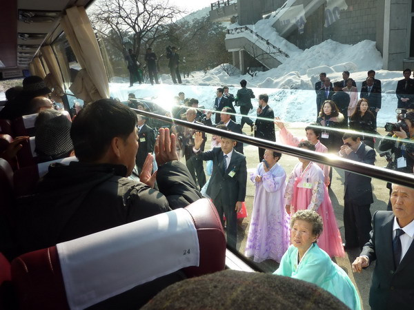 Hai miền Triều Tiên xúc tiến tổ chức đoàn tụ gia đình ly tán ảnh 1