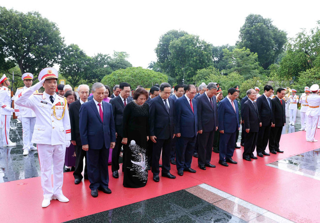 Sáng cùng ngày, đoàn đại biểu Ban Chấp hành Trung ương Đảng, Quốc hội, Chủ tịch nước, Chính phủ, Ủy ban Trung ương Mặt trận Tổ quốc Việt Nam, cùng các bộ, ngành và thành phố Hà Nội tới đặt vòng hoa tưởng niệm các Anh hùng liệt sỹ tại Ðài tưởng niệm các Anh hùng liệt sỹ (đường Bắc Sơn-Hà Nội). (Ảnh: Phạm Kiên/TTXVN) TTXVN_3009vienglietsy1.jpg