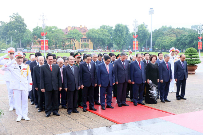 Các đồng chí lãnh đạo, nguyên lãnh đạo Đảng, Nhà nước đặt vòng hoa và vào Lăng viếng Chủ tịch Hồ Chí Minh. (Ảnh: An Đăng/TTXVN) TTXVN_3008ViengChutichHochiminh2.jpg