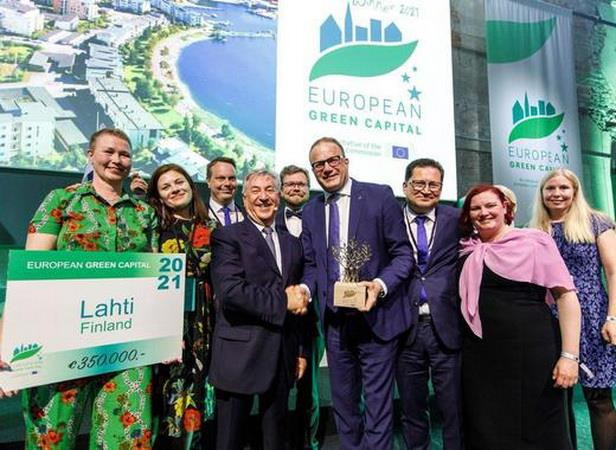 Đại diện thành phố Lahti vui mừng nhận danh thiệu Thủ đô Xanh của châu Âu. (Nguồn: European Commission) Thành phố Lahti của Phần Lan trở thành Thủ đô Xanh của châu Âu ảnh 1