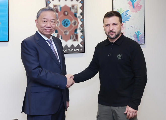 Tổng Bí thư, Chủ tịch nước Tô Lâm gặp Tổng thống Ukraine Volodymyr Zelensky. (Ảnh: Lâm Khánh/TTXVN) TTXVN_2509 Tong Bi thu Ukraine 1.jpg