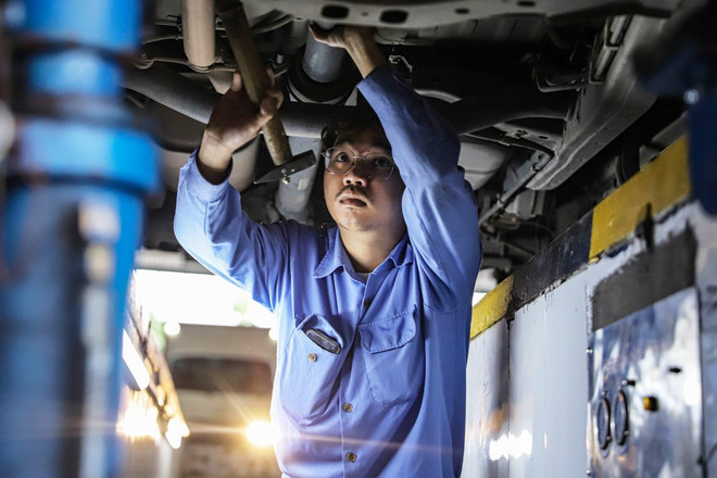 Nhân viên đăng kiểm tiến hành quy trình kiểm định xe cơ giới. (Ảnh: Hoài Nam/Vietnam+) Chủ động nguồn nhân lực đăng kiểm để không tái diễn tình trạng ùn tắc ảnh 2