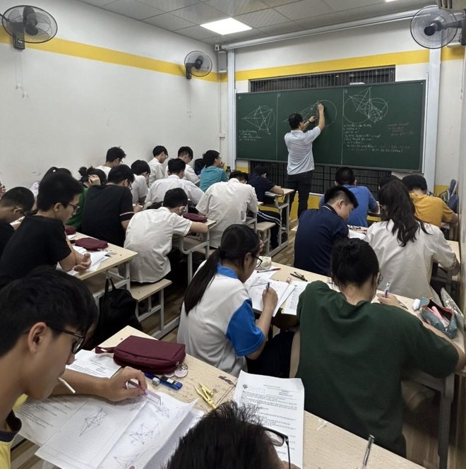Không chỉ Hà, nhiều học sinh cũng nằm trong “guồng quay” ôn luyện cho kỳ thi vào lớp 10. (Ảnh: Thuỳ Phương) SV1.jpg