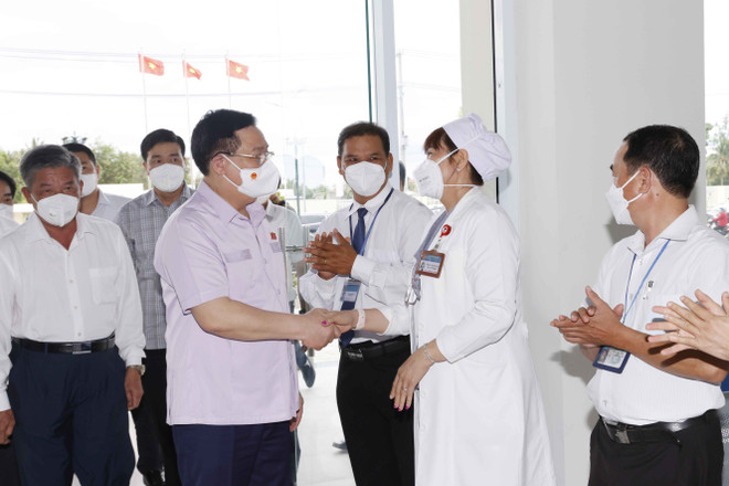 Chủ tịch Quốc hội Vương Đình Huệ thăm Bệnh viện Đa khoa Trà Vinh ảnh 1