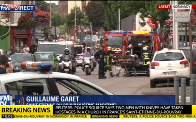 Hai kẻ bắt cóc con tin ở Pháp cứa cổ linh mục trước khi bị bắn chết ảnh 1