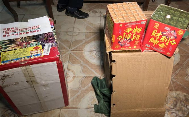 Hai thùng pháo bị lực lượng chức năng Lào Cai thu giữ. (Ảnh: TTXVN phát) Phát hiện các đối tượng cất giữ, vận chuyển trái phép pháo nổ ảnh 1