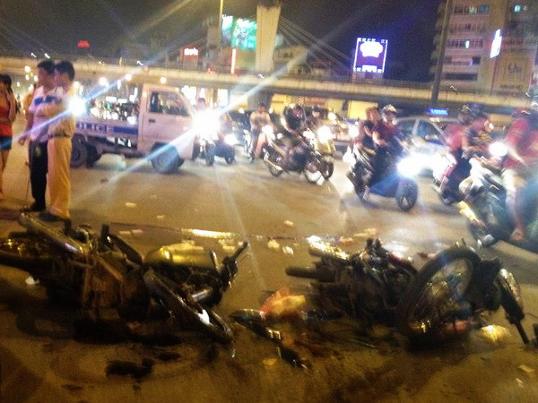 Hà Nội: Tai nạn nghiêm trọng tại Ngã Tư Sở, 2 xe máy vỡ nát ảnh 4