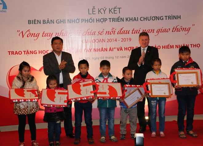 Trao 100 suất học bổng cho gia đình nạn nhân tai nạn giao thông ảnh 1