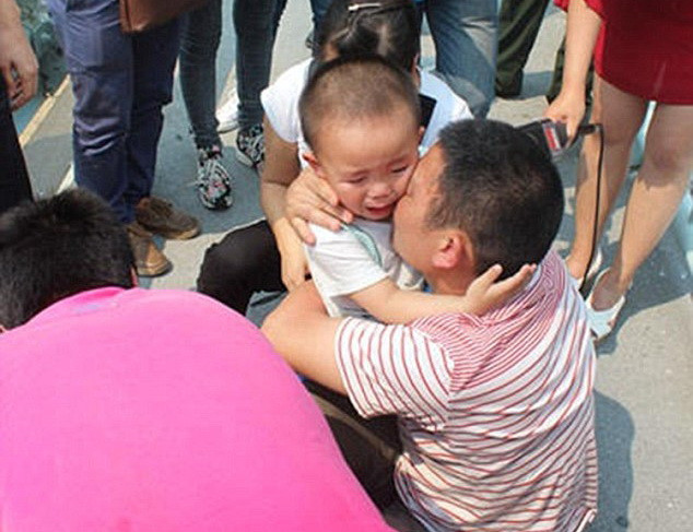 Người cha bỏ ý định tự tử vì tiếng kêu xé lòng của cậu con trai ảnh 1