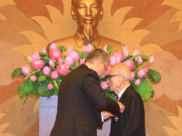 Giáo sư Vũ Khiêu nhận Huân chương Chữ thập Hiệp sỹ Hungary ảnh 1