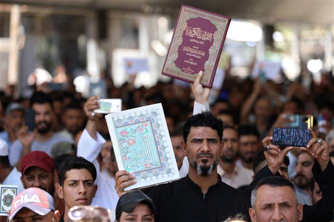 Iraq thúc giục OIC họp khẩn về vụ đốt kinh Koran ở Thụy Điển ảnh 1