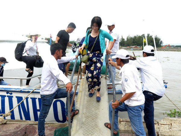 Điều 8 tàu cao tốc đưa các du khách "mắc kẹt" ở Lý Sơn vào đất liền ảnh 1